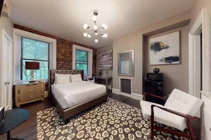 Room 10 of 14