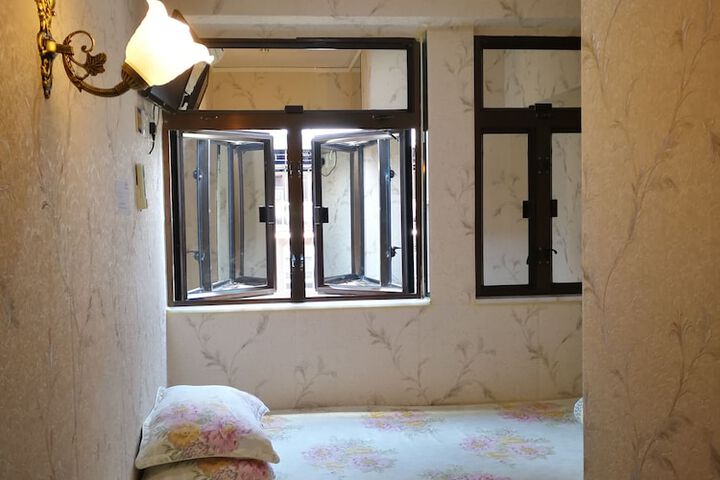 Room 8 of 14