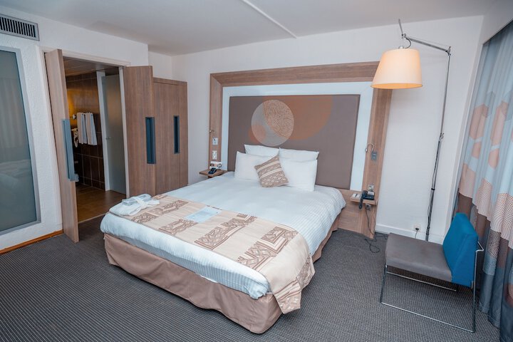 Room 15 of 48