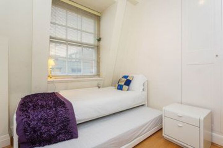 Room 4 of 12