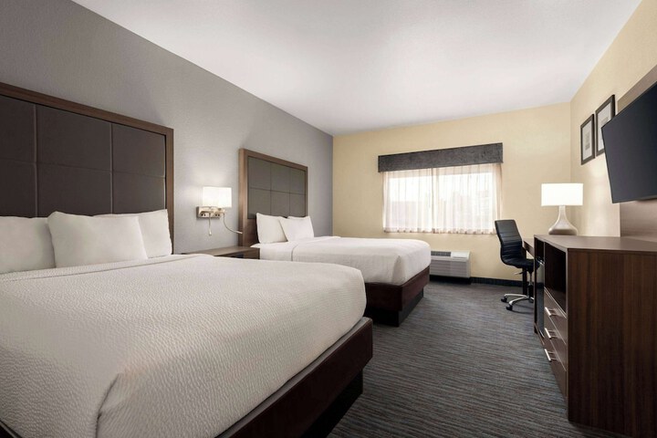 1 Queen Bed (5 of 8)