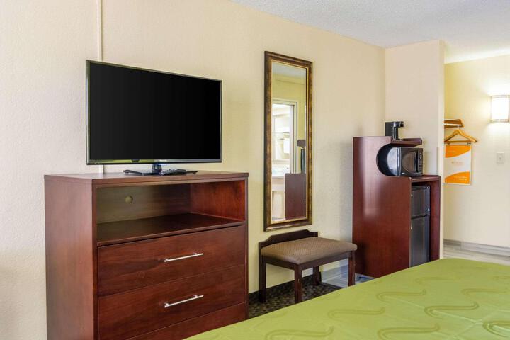Club King Bed (2 of 13)