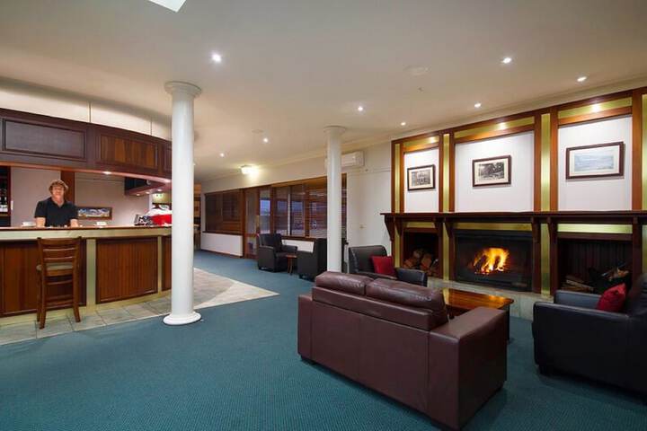 Lounge 54 of 84