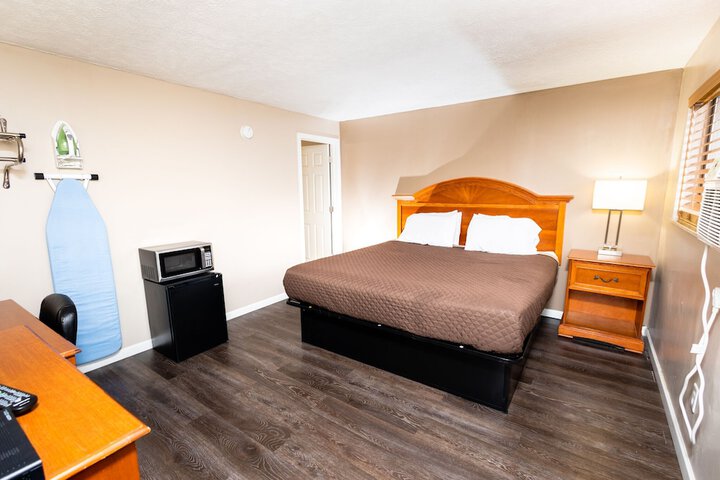 Basic Single Room 1 King Bed (2 of 4)