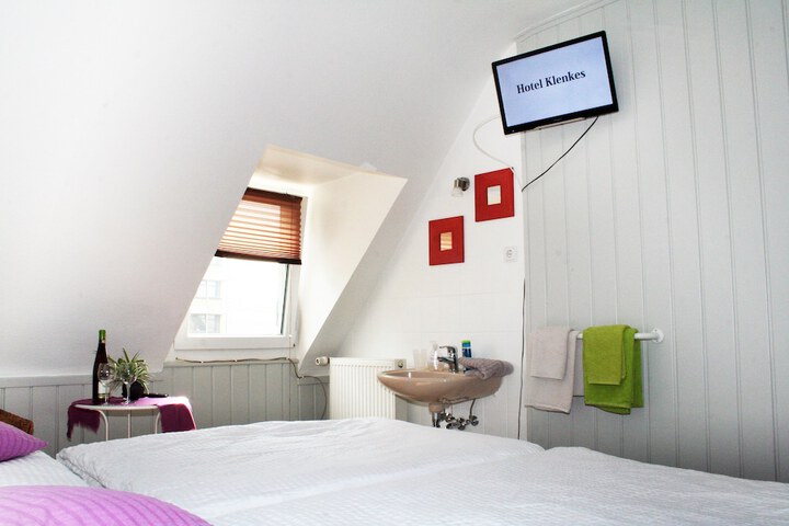 Room 10 of 34