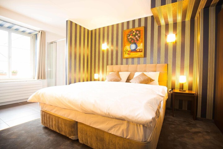 Room 6 of 28