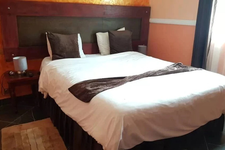 Room 4 of 9