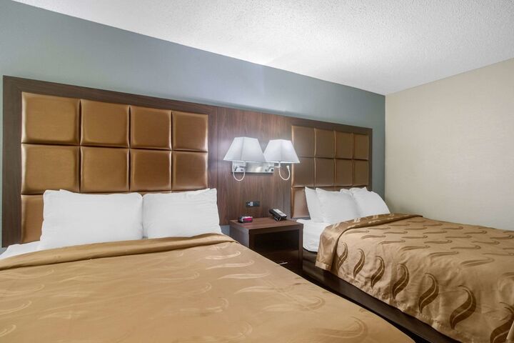 2 Queen Beds (14 of 16)