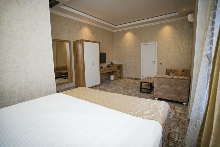 Room 19 of 38