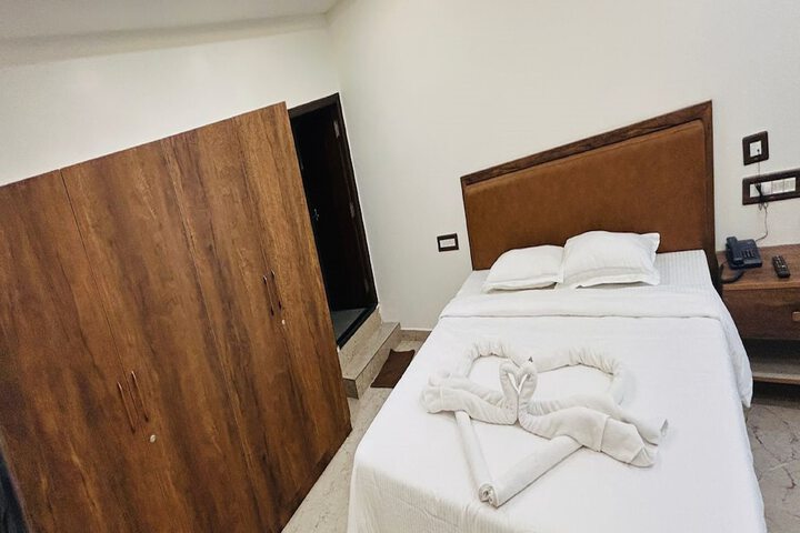 Room 17 of 33