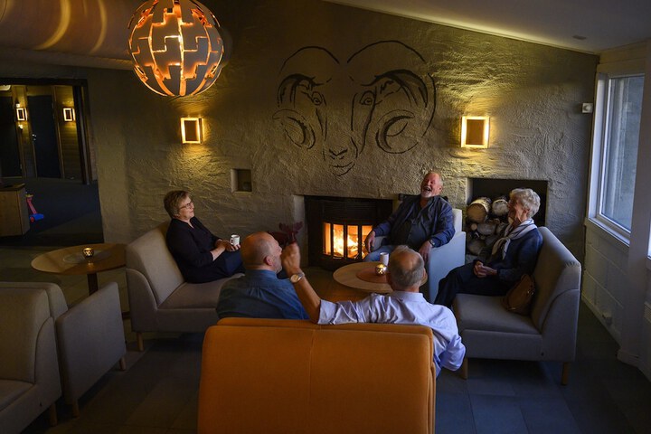Lounge 50 of 64