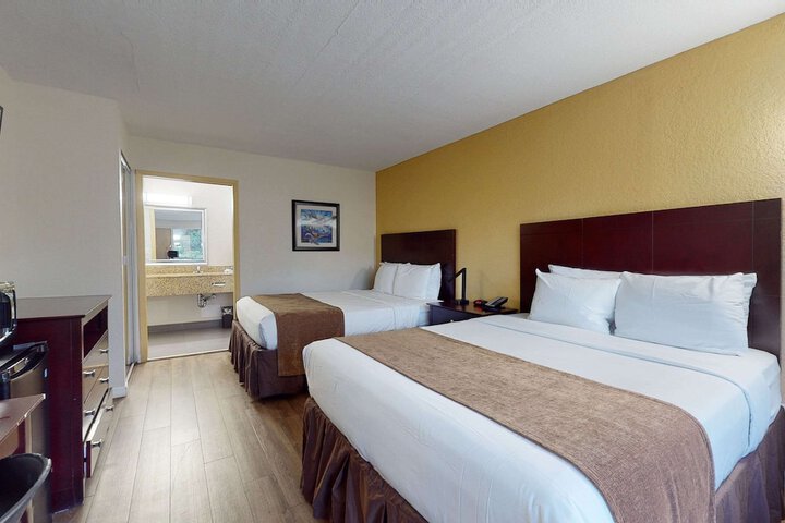 2 Queen Beds (5 of 49)