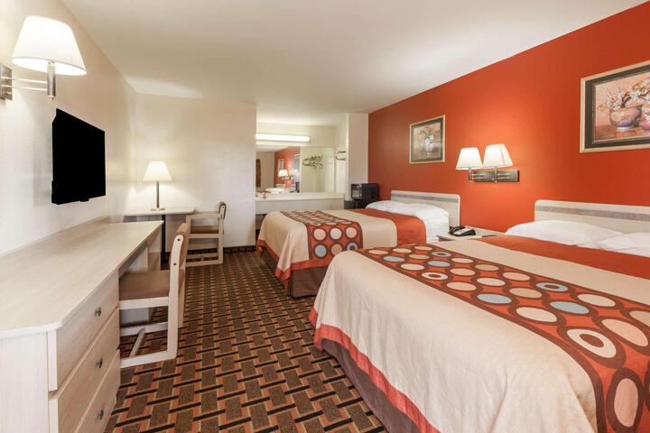 2 Queen Beds (10 of 16)
