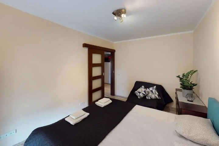 Room 4 of 8