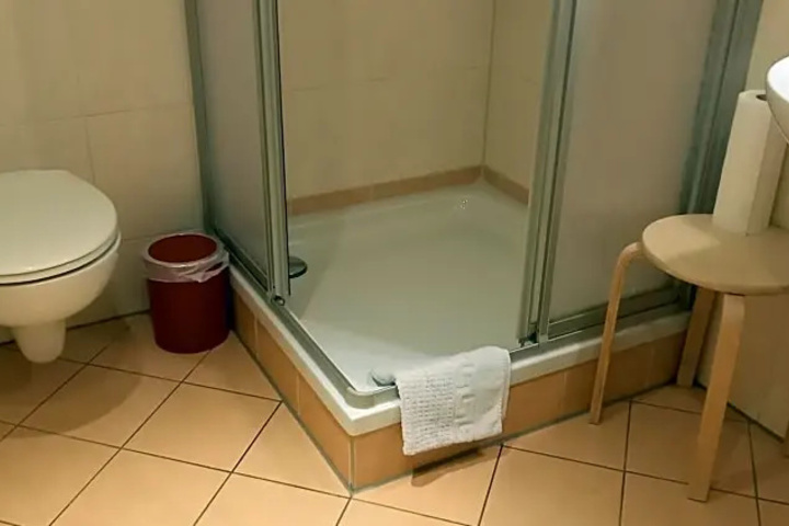 Room 7 of 12
