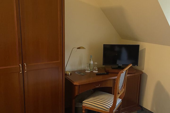 Room 17 of 90