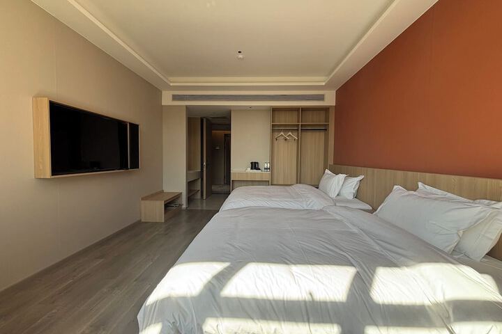 Room 3 of 28