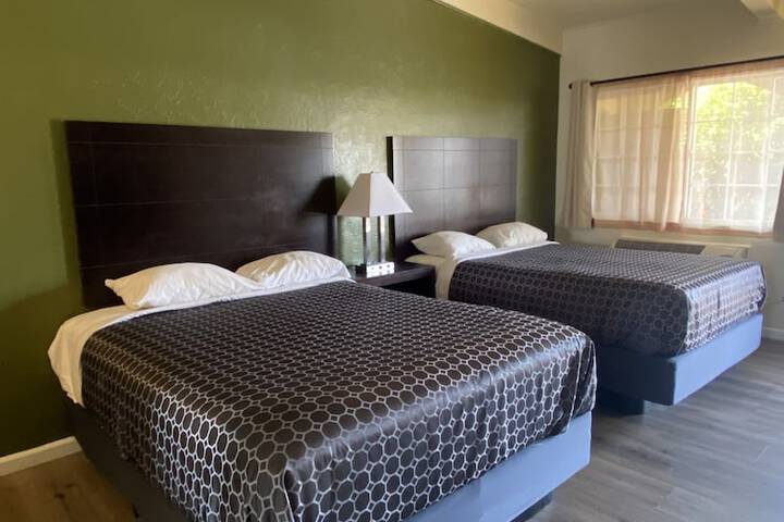 2 Queen Beds (6 of 10)