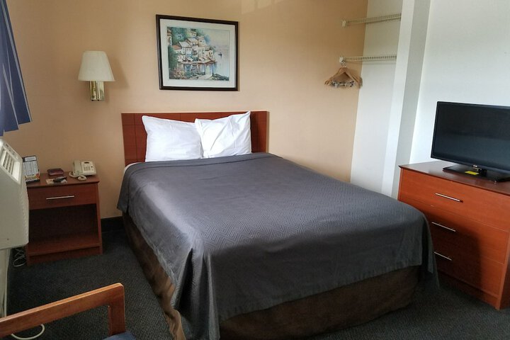 1 Queen Bed Kitchen (6 of 6)