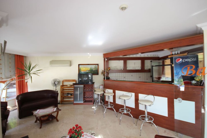 Lounge 30 of 42