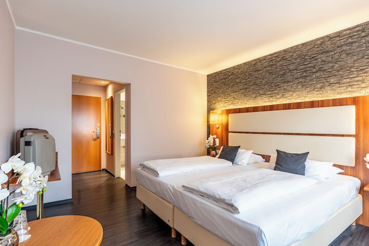 Room 15 of 90