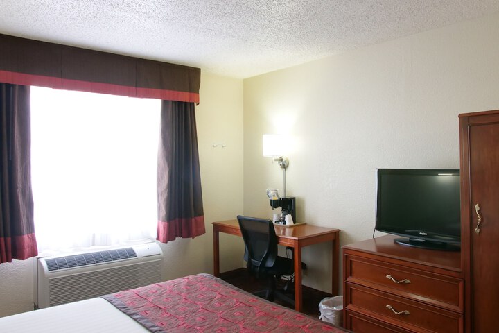 1 King Bed Accessible (7 of 18)