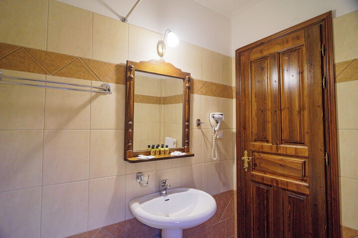 Room 70 of 97