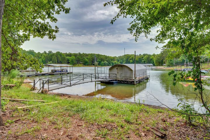 Peaceful Lake Hartwell Gem w / Boat Dock