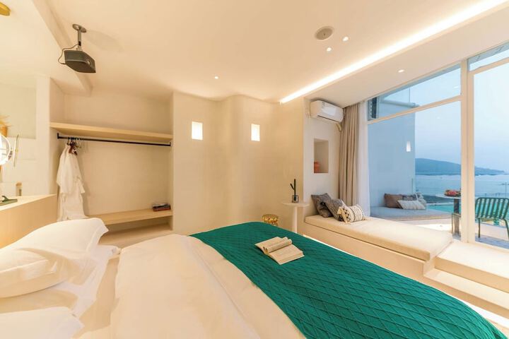 Room 33 of 190