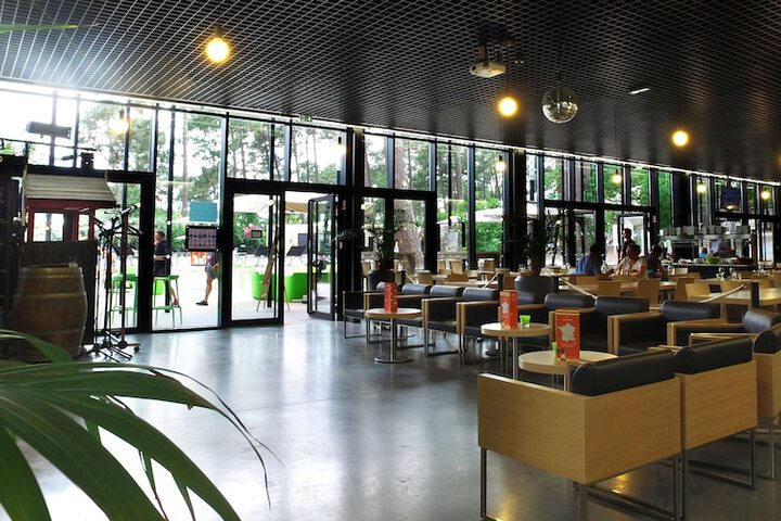 Lounge 58 of 76
