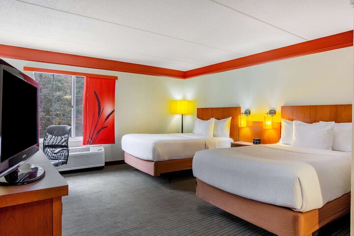 2 Double Beds (9 of 10)