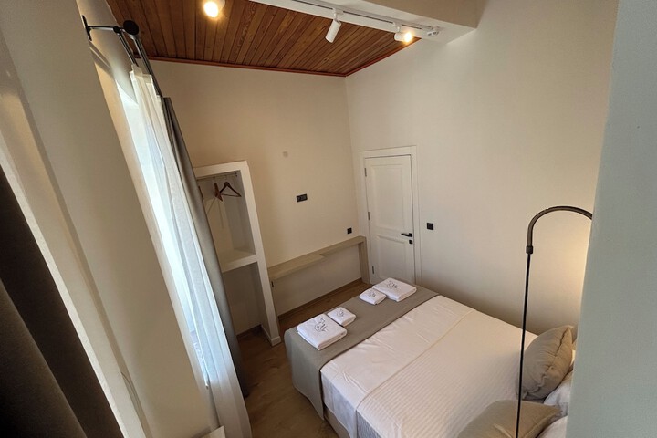 Room 9 of 42