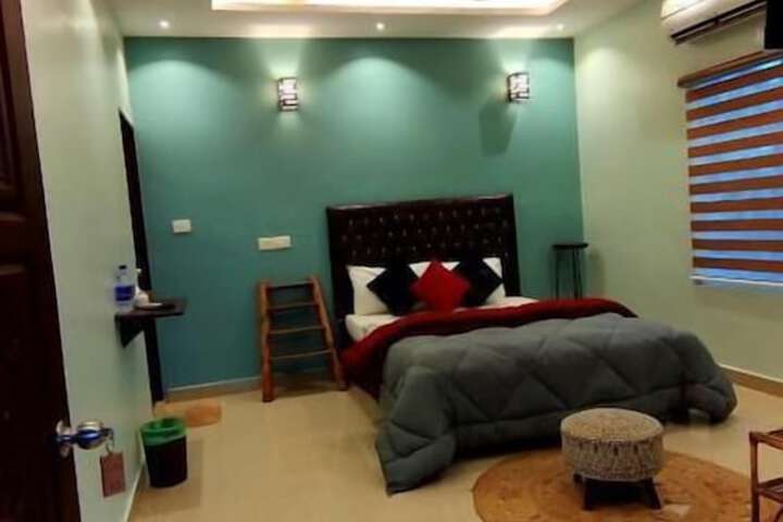Room 12 of 83