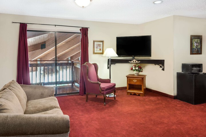 1 King Bed | (1 of 8)