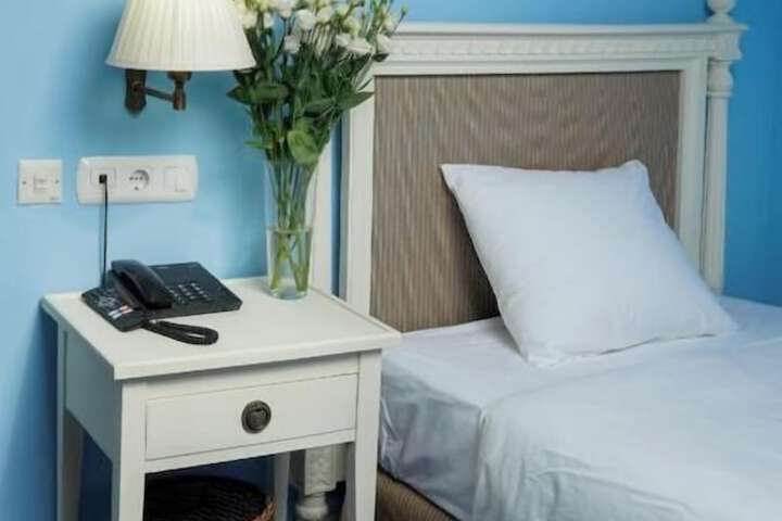 Room 4 of 18