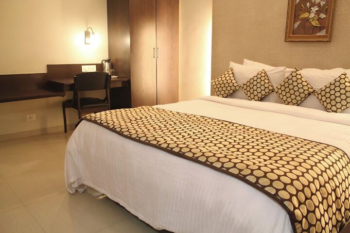 Room 12 of 19