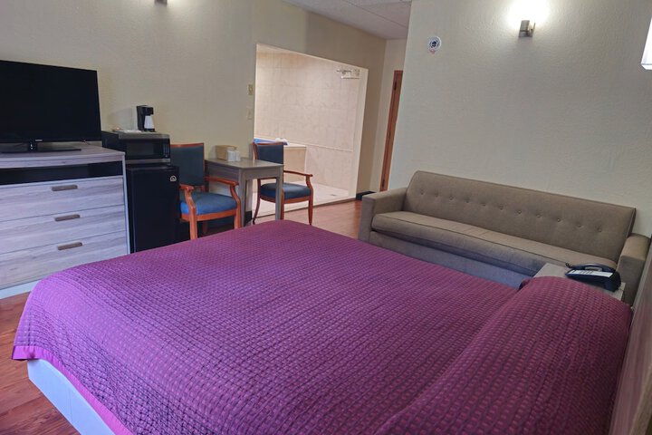 1 Queen Bed (8 of 22)