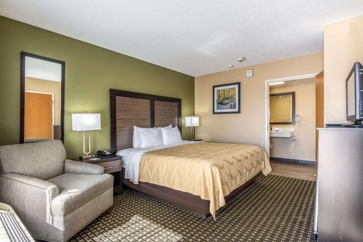 1 King Room (2 of 16)