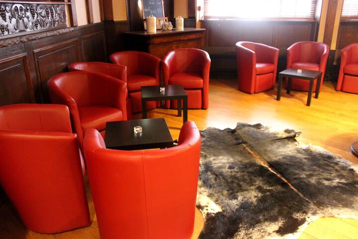 Lounge 33 of 39