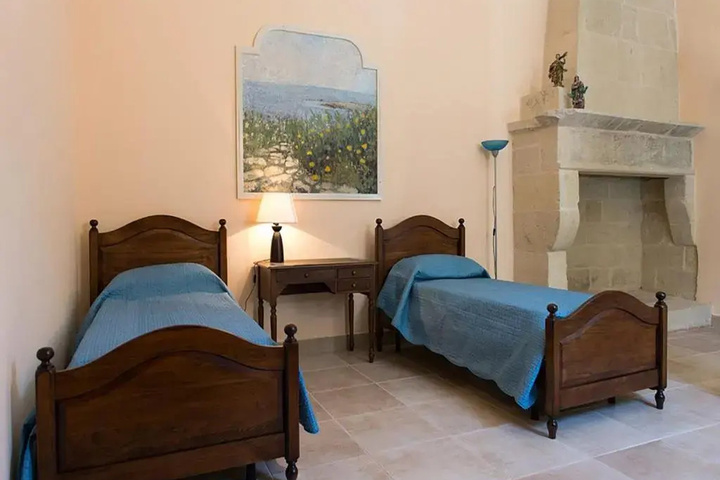 Room 4 of 20