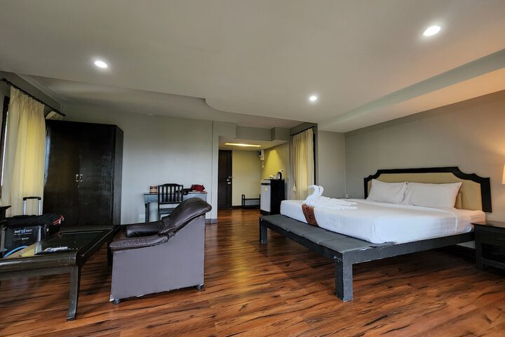 Room 6 of 14