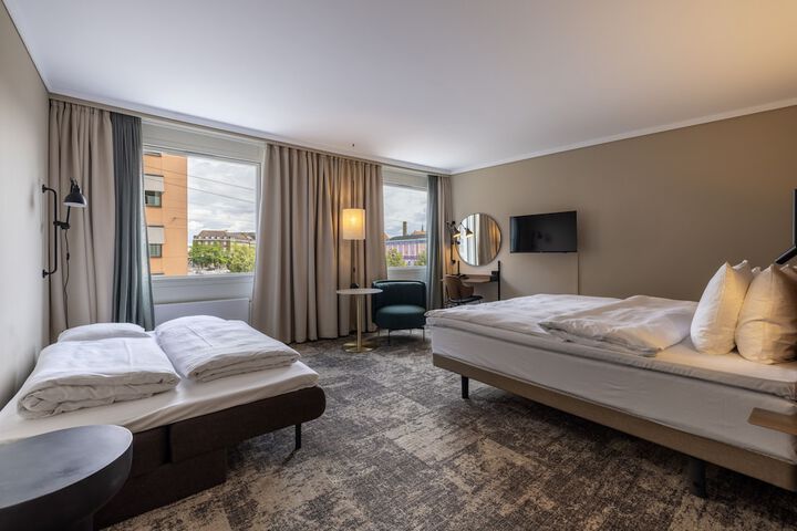 Room 42 of 94