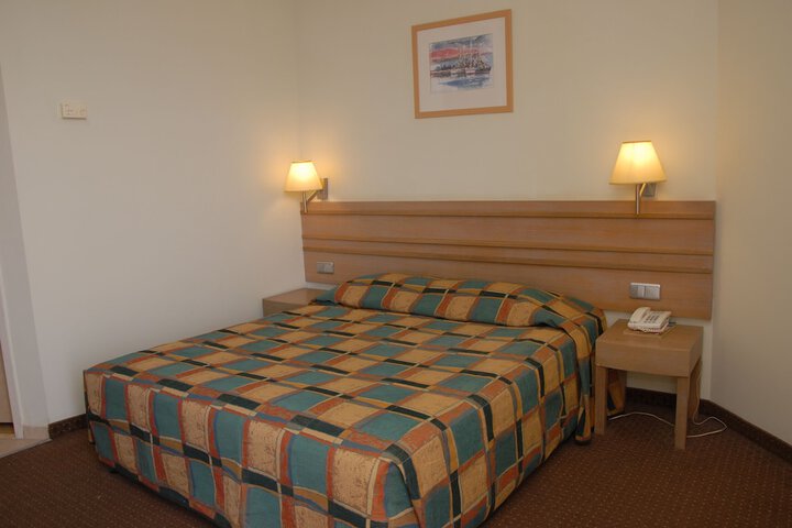 Room 9 of 31