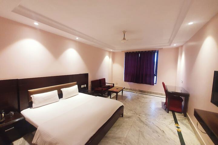 Room 6 of 9