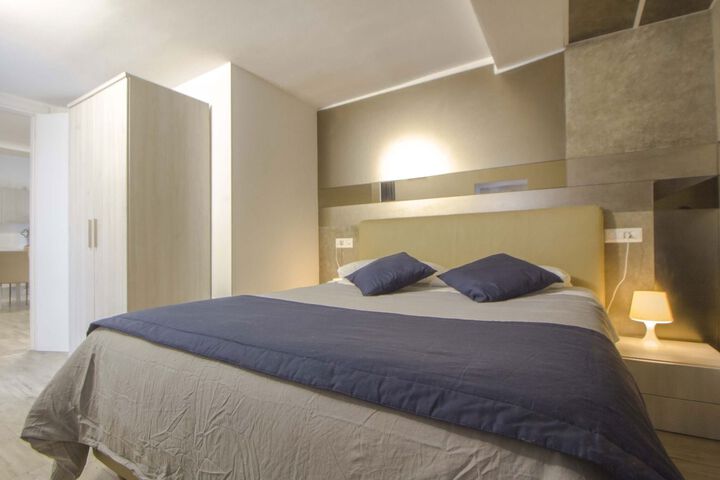 Room 3 of 182