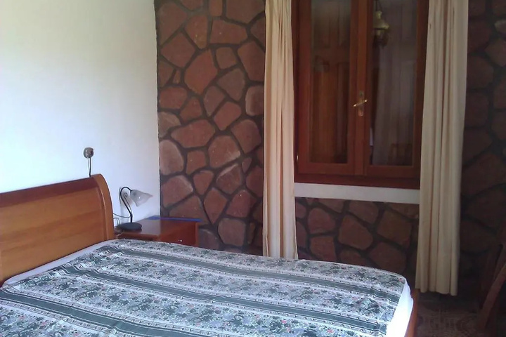 Room 6 of 14