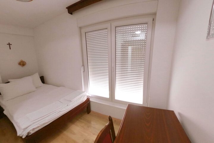 Room 6 of 60