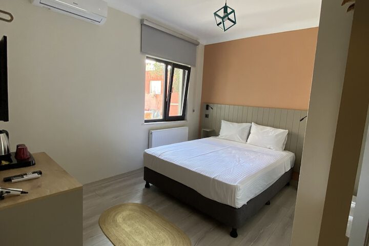 Room 4 of 16
