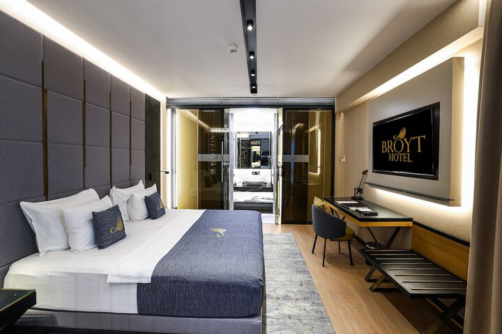 Room 5 of 80