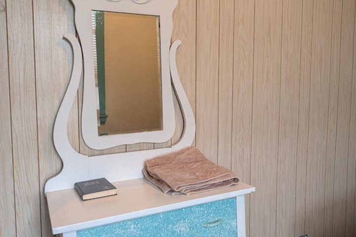 Room 6 of 8